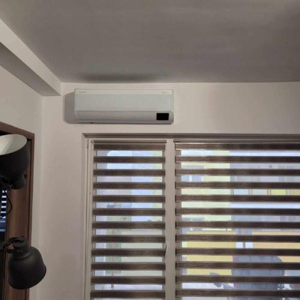Montaj aer condiționat interior Sibiu - living modern cu unitate pe perete