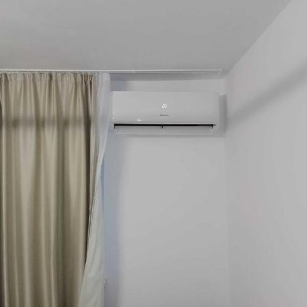 Instalare aer condiționat Sibiu - dormitor cu unitate montată lângă perdele