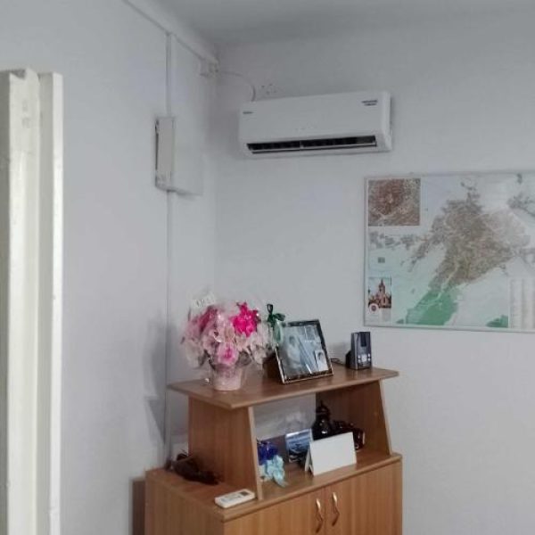 Instalare aer condiționat interior Sibiu - birou elegant cu unitate montată