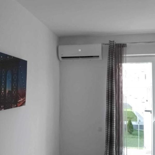 Montaj aer condiționat interior Sibiu - unitate instalată lângă fereastră