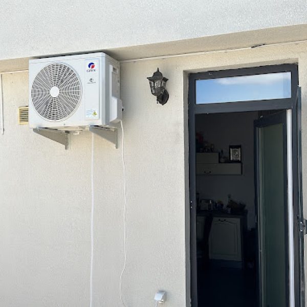 Montaj aer condiționat exterior Sibiu - unitate lângă ușa de intrare