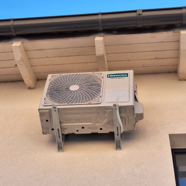 Montaj aer condiționat exterior Sibiu - unitate exterioară compactă pe terasă