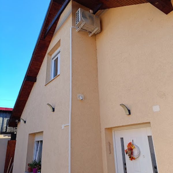 Montaj aer condiționat Sibiu - unitate exterioară pe fațada casei