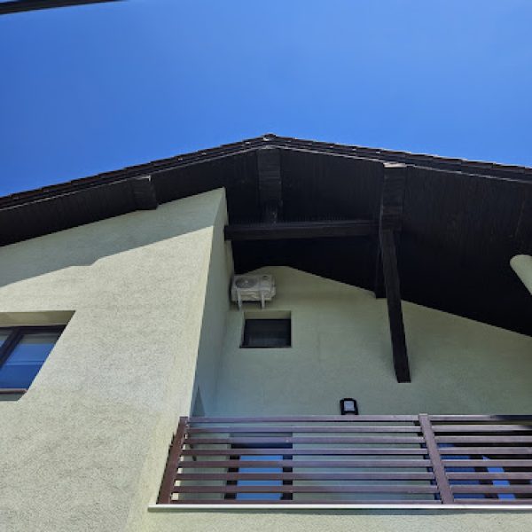 Montaj aer condiționat Sibiu - unitate exterioară sub acoperiș